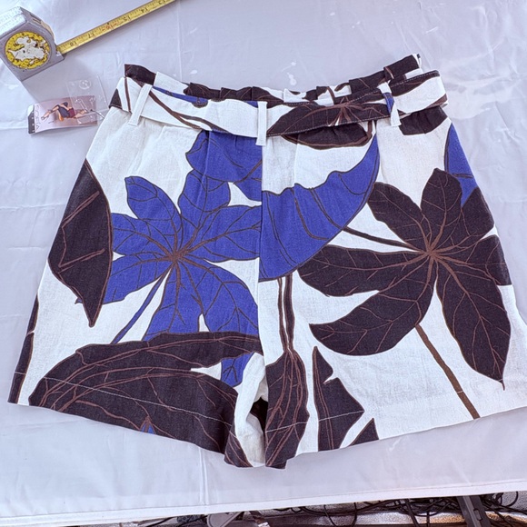 sofia by sofia vergara Pants - Sofia by Sofia Vergara Tropical Botanical Belted High Waist Shorts Size 4
